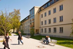 Die Wege zu den Lehrgebäuden, Wohnheimen, Sport­anlagen und Cafés sind kurz.