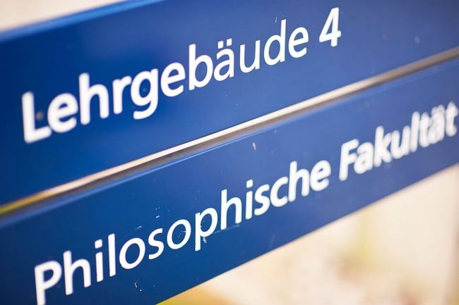 Auch die Universitätsbibliothek und die Verwaltung sind direkt auf dem Campus.