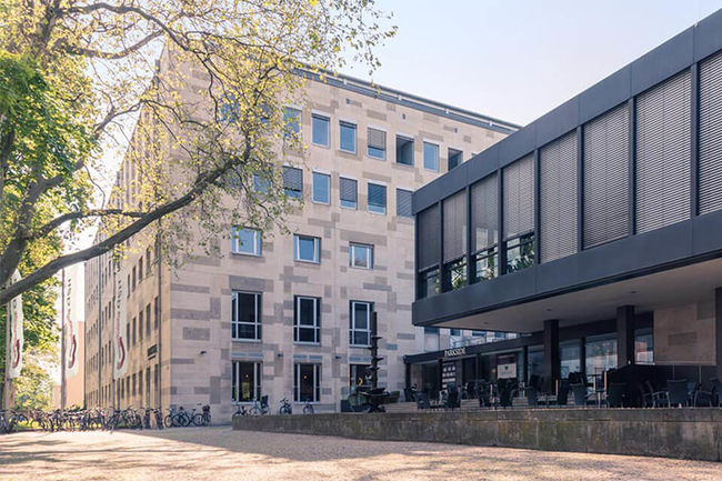 Der Außenbereich liegt direkt am Stadtpark