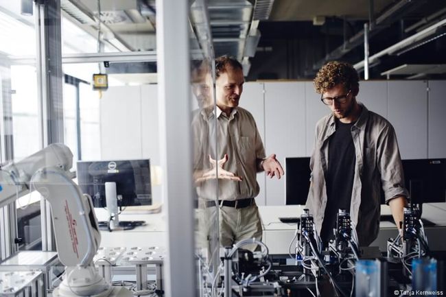 Das Angebot des IAW richtet sich an Berufstätige, die sich berufsbegleitend weiterbilden wollen