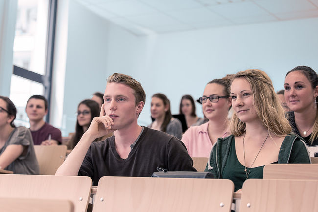 Die Studiengänge können mehrheitlich berufsbegleitend studiert werden.