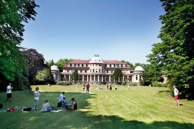 Studieren mit Flair: Am modern ausgestatteten MSB-Campus in Berlin Steglitz eröffnet sich in über 75 stuckverzierten Räumen, einem Konzertsaal und einer weitläufigen Parkanlage eine einzigartige Lernatmosphäre.