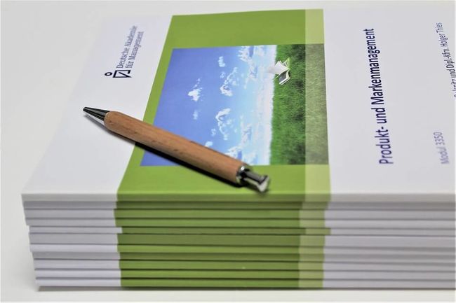 Die Akademie konzentriert sich ganz bewusst ausschließlich auf die Aufstiegsweiterbildung im Qualifikationsfeld Management. Die umfangreiche Modulauswahl sichert Ihnen Spezialisierung. Wir sind serviceorientiert und handeln auch so. Lassen Sie sich von uns begeistern!