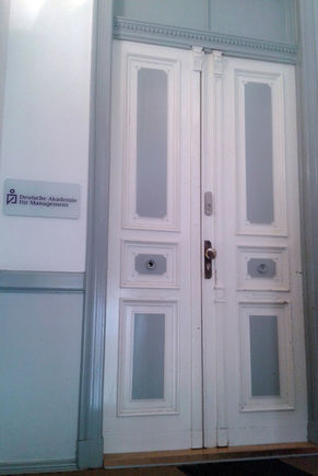 Für die Akademie ist höchste Qualität Selbstverpflichtung. Die Zertifizierung nach der Norm DIN EN ISO 29990:2010, die Einhaltung der Regeln des FWW-Weiterbildungskodex und die Verleihung der Qualitätsauszeichnung Berlin/Brandenburg 2016/17 sind Ausdruck dieses Anspruchs und sichern Ihnen internationale Anerkennung.