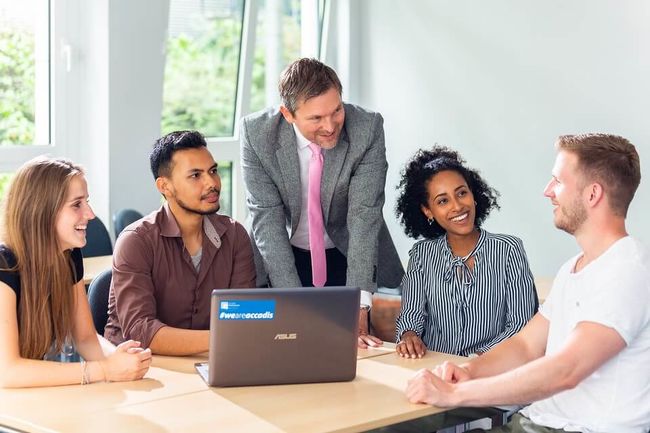 Studierende bei einer Gruppenarbeit