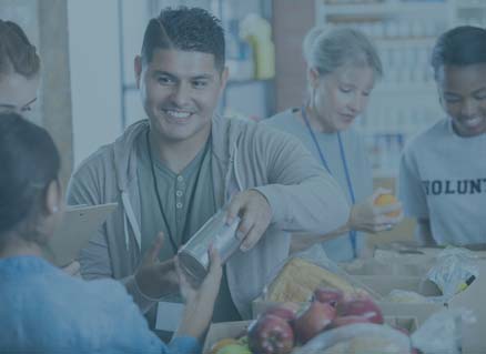 Streetworker verteilt Lebensmittel