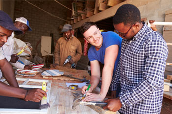 Dualer Student der sozialen Arbeit beim Handwerken mit Flüchtlingen