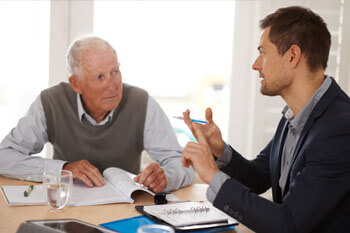 Sozialarbeiter berät einen Klienten