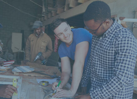 Dualer Student der sozialen Arbeit beim Handwerken mit Flüchtlingen