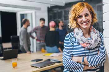 Studentin im Dualen Studium im Unterrichtsraum