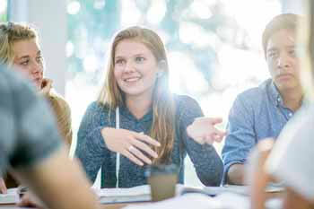 Gespräch zwischen Menschen mit sozialen Berufen