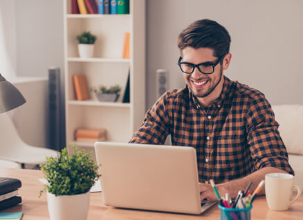 Fernstudent lernt an seinem Laptop