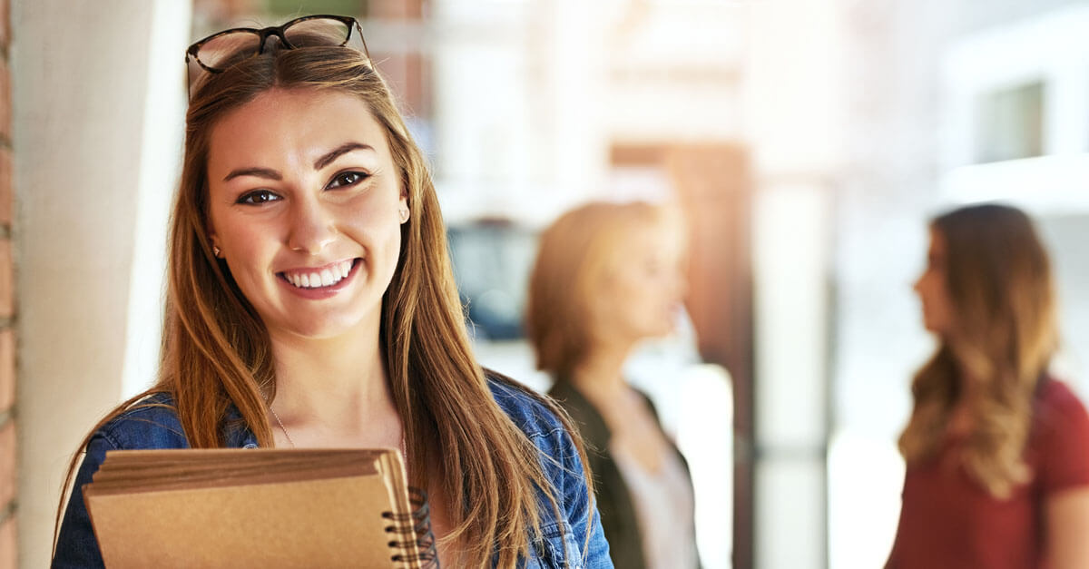 Studentin der Sozialen Arbeit lächelt freudlich