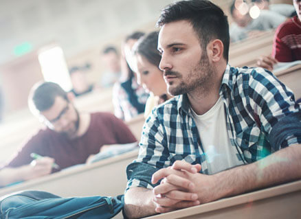 Master Student sitzt im Hörsaal