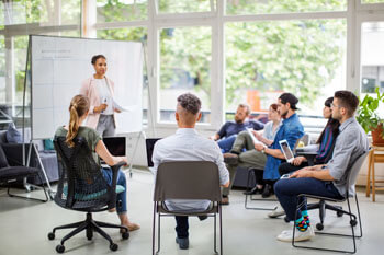 Erziehungswissenschaftlerin hält einen Vortrag in der Erwachsenenbildung