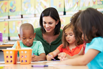 Studentin der Erziehungswissenschaften beim Praktikum im Kindergarten