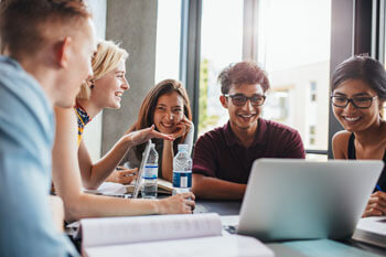 Studenten der Sozialen Arbeit lernen zusammen