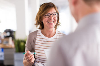 Sozialmanagerin bei der Arbeit