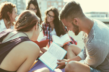 Sozialmanagement Studenten lernen zusammen in der Sonne