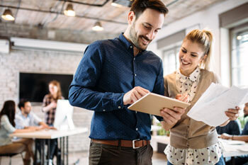 Ein Sozialmanager spricht mit einer Mitarbeiterin.