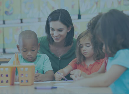 Studentin der Erziehungswissenschaften beim Praktikum im Kindergarten