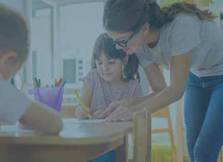 Pädagogin zeigt Kindern eine Aufgabe