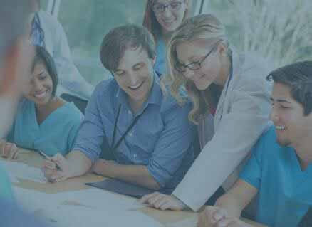 Pflegepädagogin unterrichtet Pflegefachkräfte