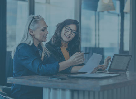 Zwei Sozialarbeiterinnen besprechen ein Projekt.