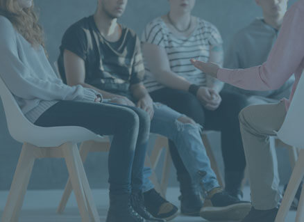 Sozialarbeiter spricht mit Jugendlichen 