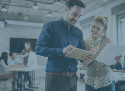 Ein Sozialmanager bespricht sich mit seiner Kollegin.