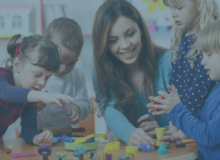 Sozialpädagogik Studentin arbeitet mit Kindern während eines Praktikums.